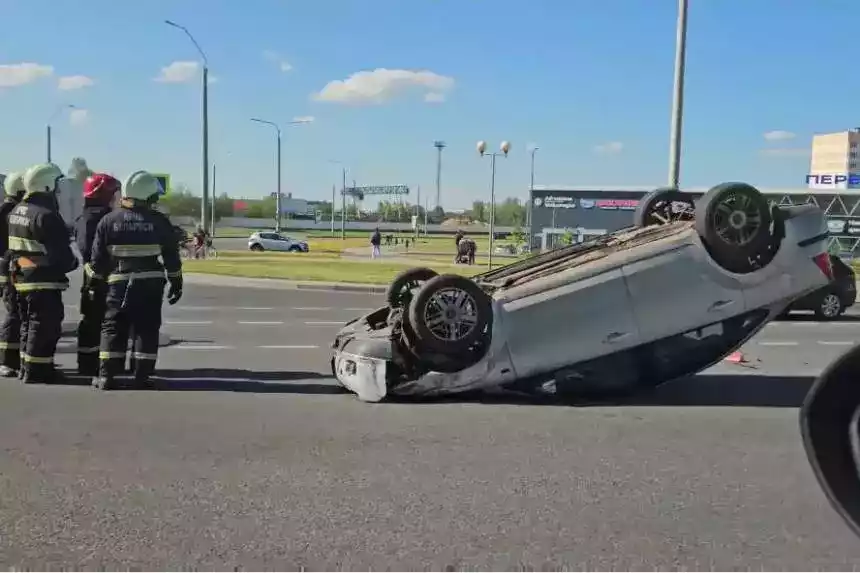 Видео: Ford-такси врезался в авто на светофоре и опрокинулся на крышу