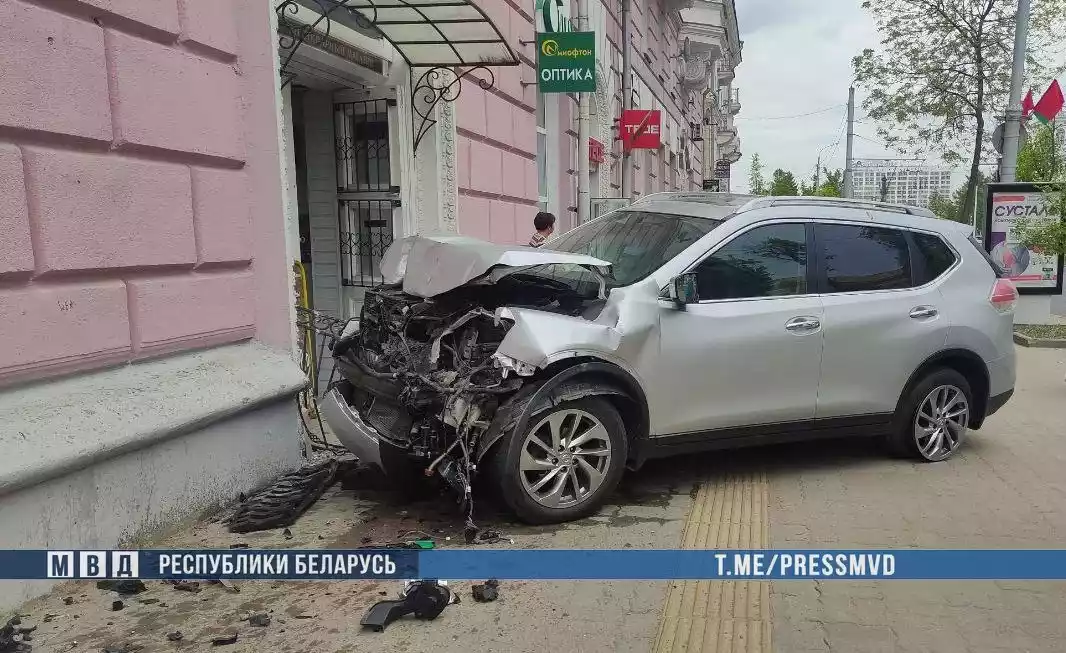 Троих пассажиров маршрутки доставили в больницу после аварии в Витебске