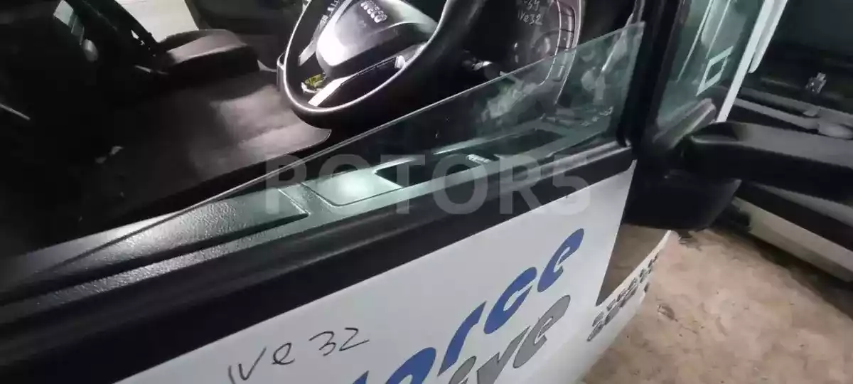 Стекло двери передней правой к Iveco  2013