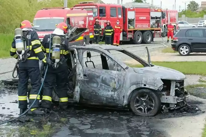 Dacia Spring сгорела дотла в Румынии. Владелец винит во всем батарею