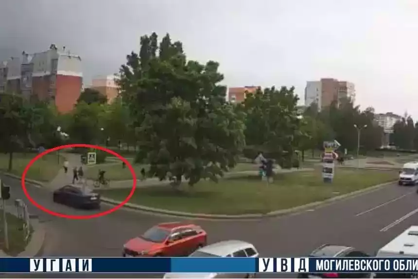 Видео: школьник на велосипеде попал под машину в Могилеве