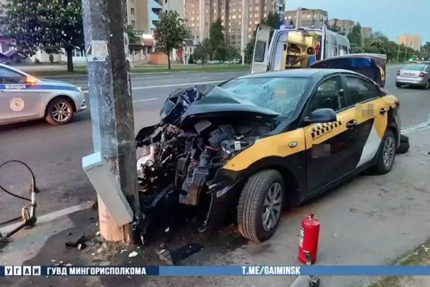 Такси врезалось в столб в Минске – водителя и пассажира увезла «скорая»