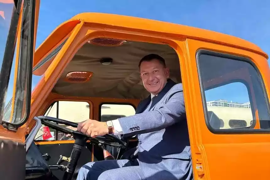 Гендиректор МАЗа проехал на тягаче МАЗ-500 в колонне ретропарада в Санкт-Петербурге