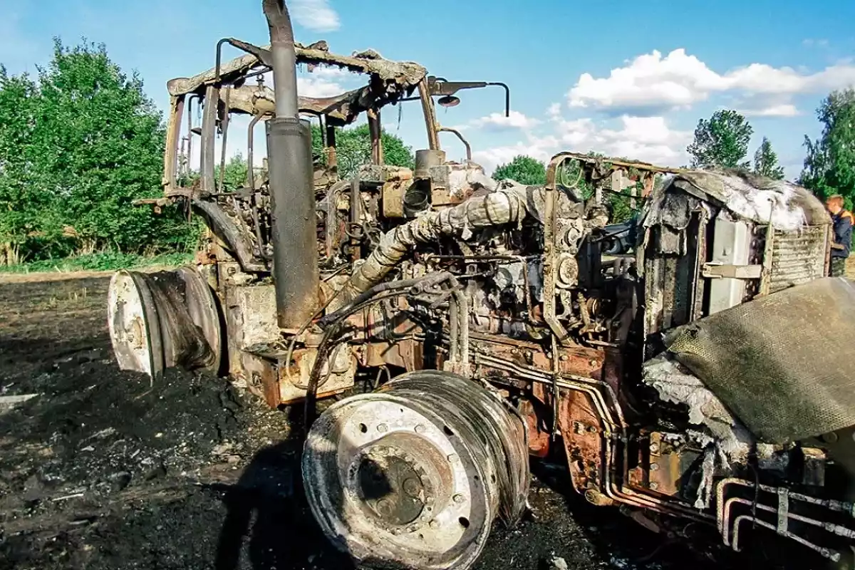 Заработали на сгоревшем тракторе: история из глубинки