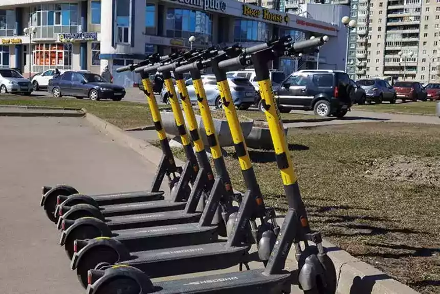 В Минске борются с беспорядочной парковкой прокатных самокатов – и вот что придумали