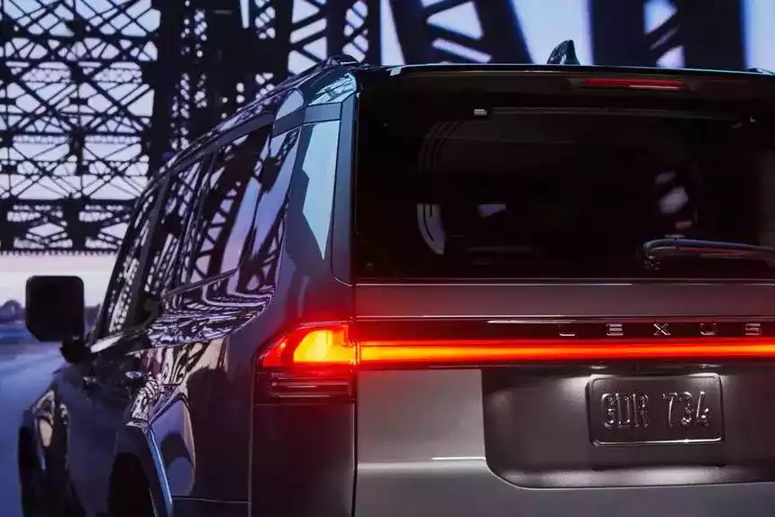 Lexus публикует тизер новой модели – премьера через две недели