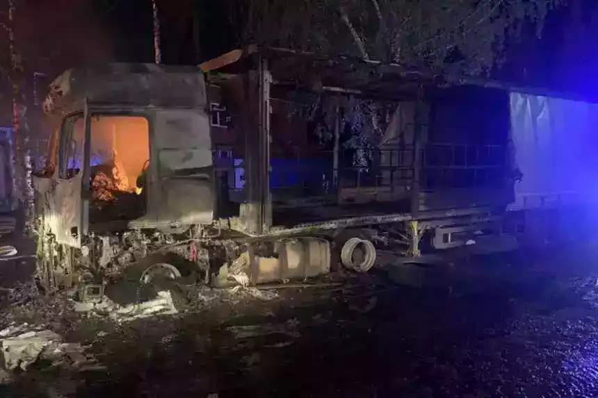 Крупный пожар в Колодищах: в тяжелом состоянии нашли водителя фуры (обновлено)