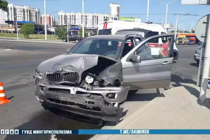 Авария BMW и Volkswagen в Минске: кто проехал на запрещающий?