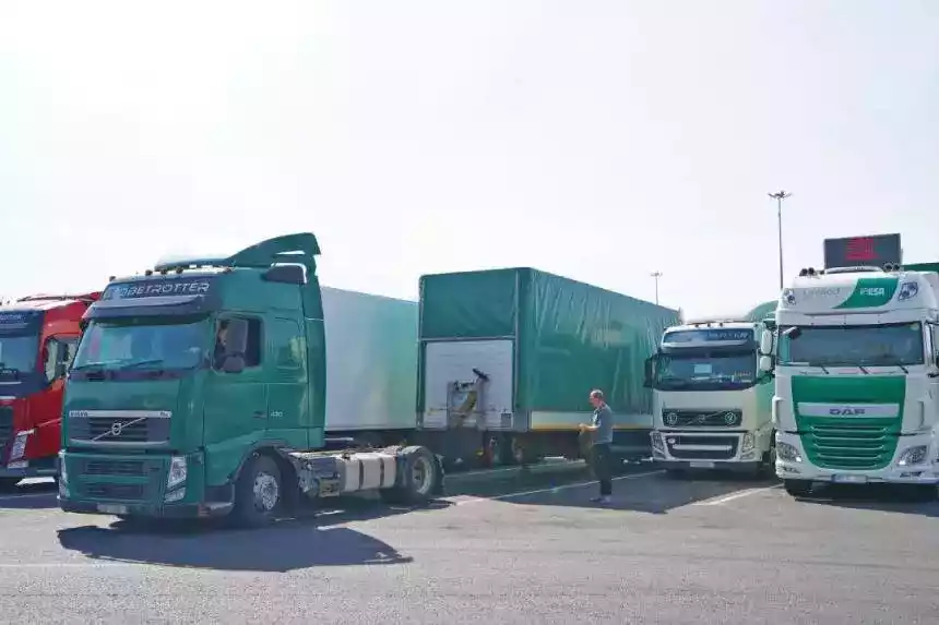 Польша закрывает границу для грузовиков с российскими и белорусскими «номерами»