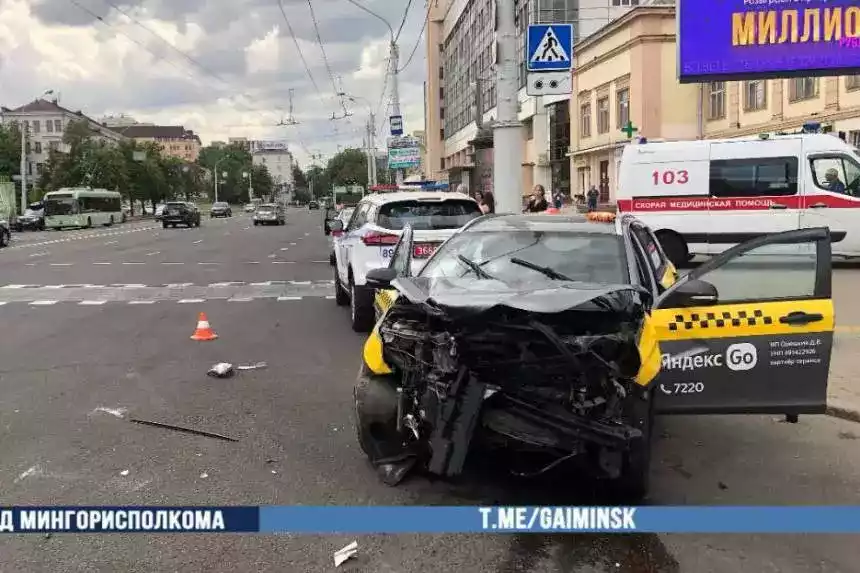В центре Минска столкнулись Lada-такси и Peugeot – пять человек в больнице