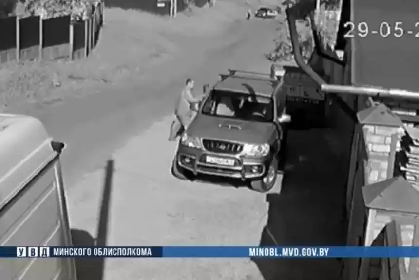 В Борисове прохожий топором разбил припаркованный автомобиль