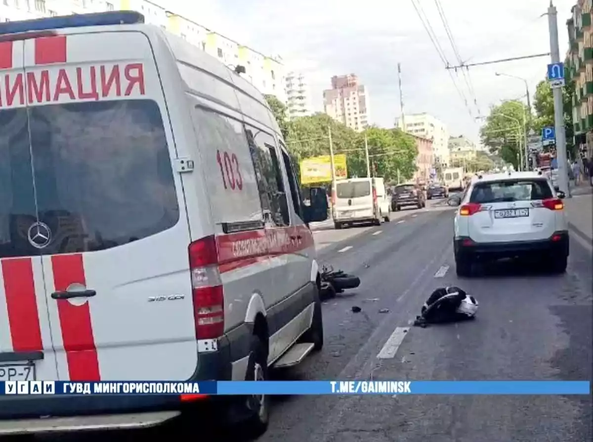 Видео: в Минске мотоциклист в падении жестко проскользил в ехавший автомобиль