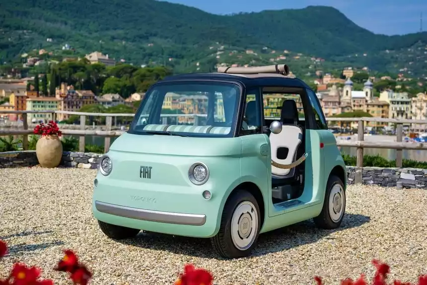 Fiat показал крошечный электрокар, которым могут управлять подростки