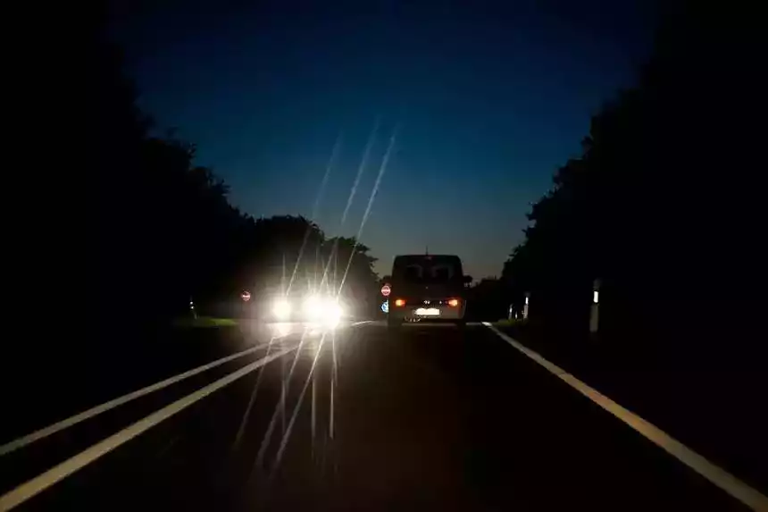 В Барановичах пассажиры такси решили «поучить» водителя за вождение с дальним светом фар