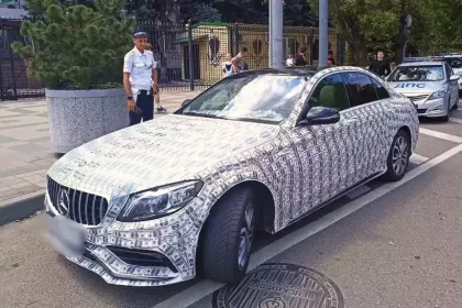 Житель Сочи оклеил долларами свой Mercedes – это не понравилось ГИБДД в Краснодаре