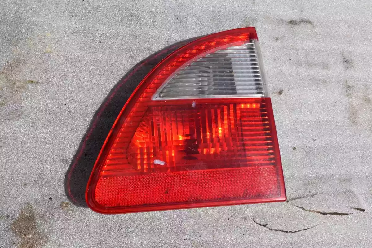 Фонарь крышки багажника правый к Ford Galaxy 2001