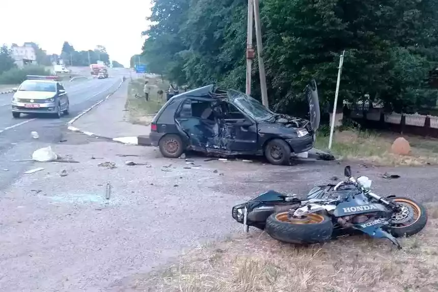 Мотоцикл врезался в Renault Clio в Клецком районе – мотоциклист погиб на месте аварии (ОБНОВЛЕНО)
