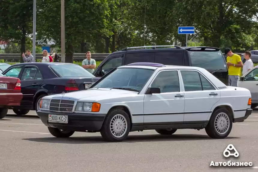 В Беларуси владельцы старых Mercedes собрались на большую встречу