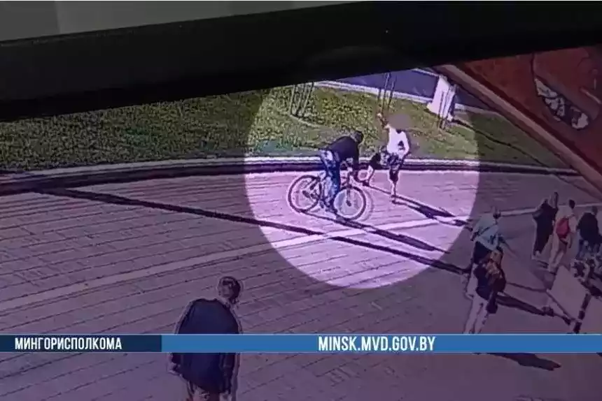 Странный мужчина атаковал велосипедистов в центре Минска