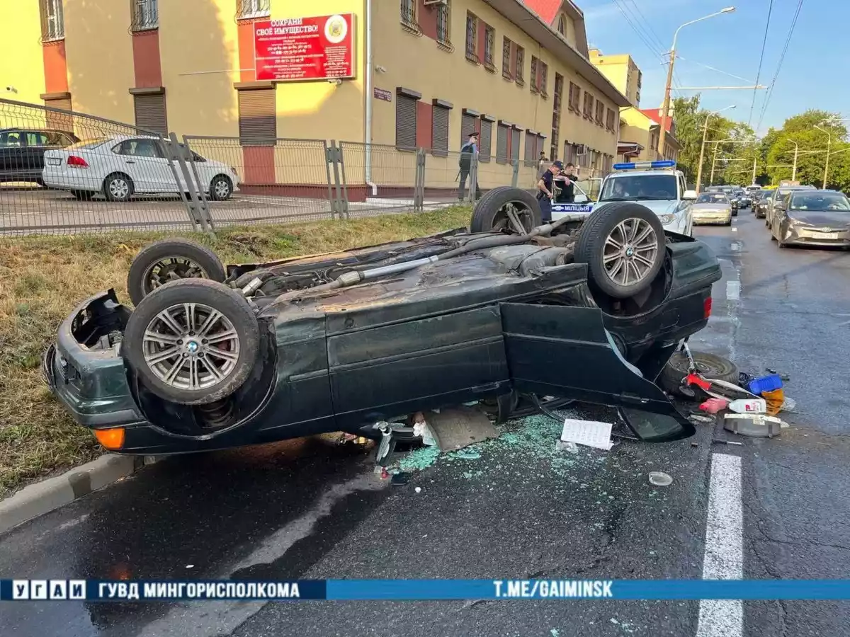 В Минске на крышу опрокинулся BMW