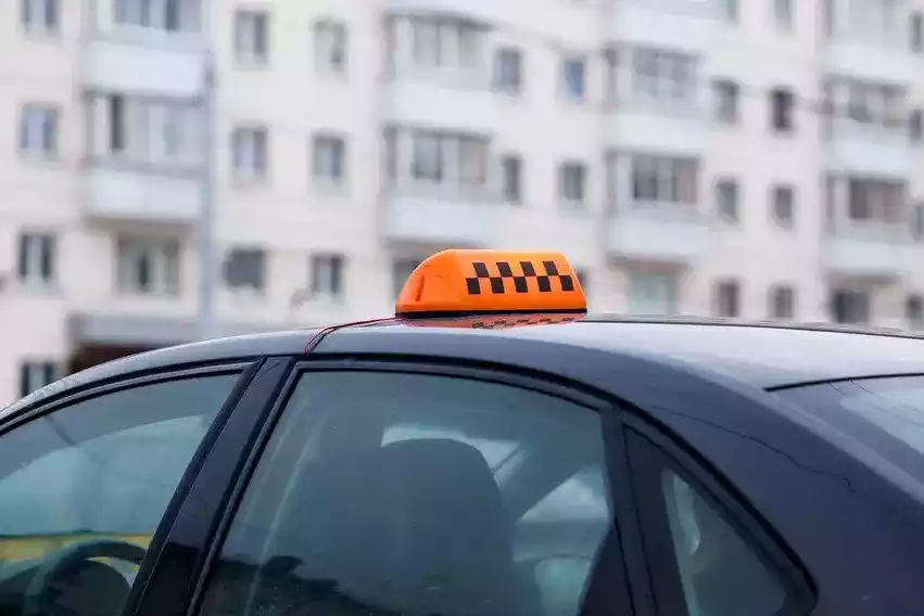 Таксист отказался везти пьяного пассажира в мокрых штанах, а тот повредил ему автомобиль