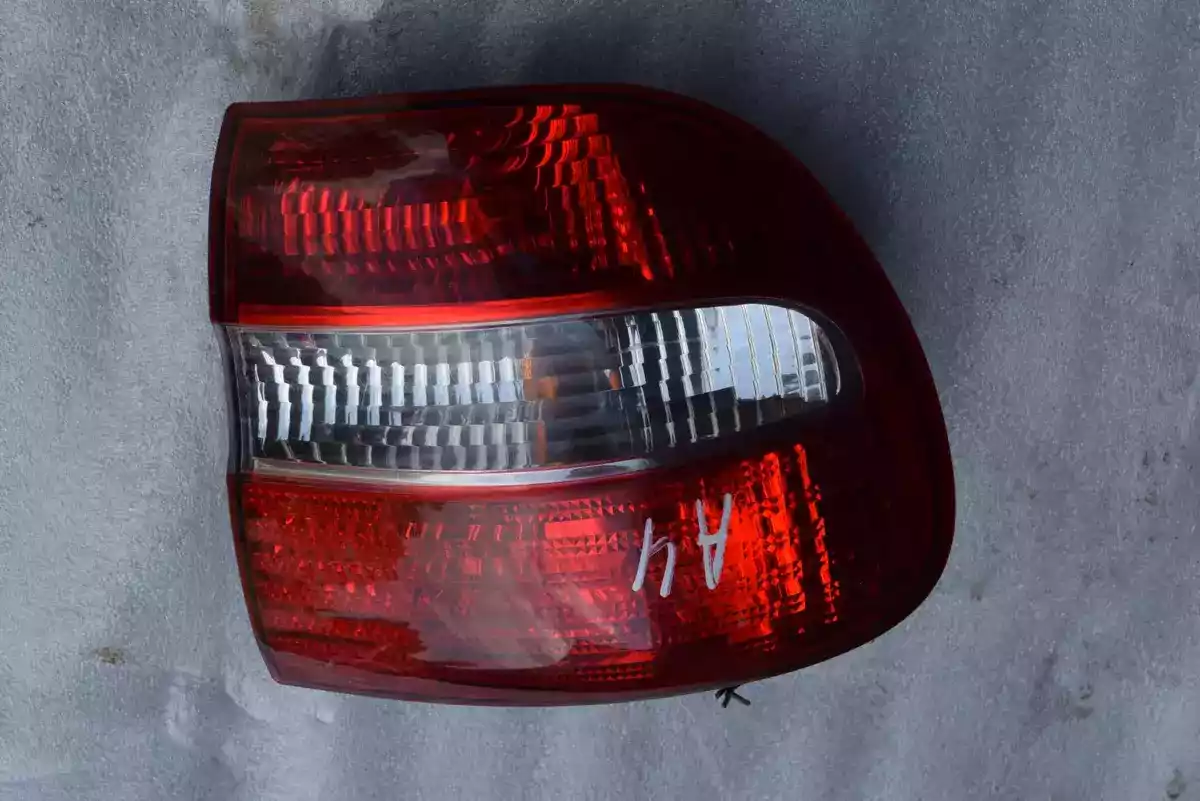 Фонарь задний правый к Volvo V40 2003
