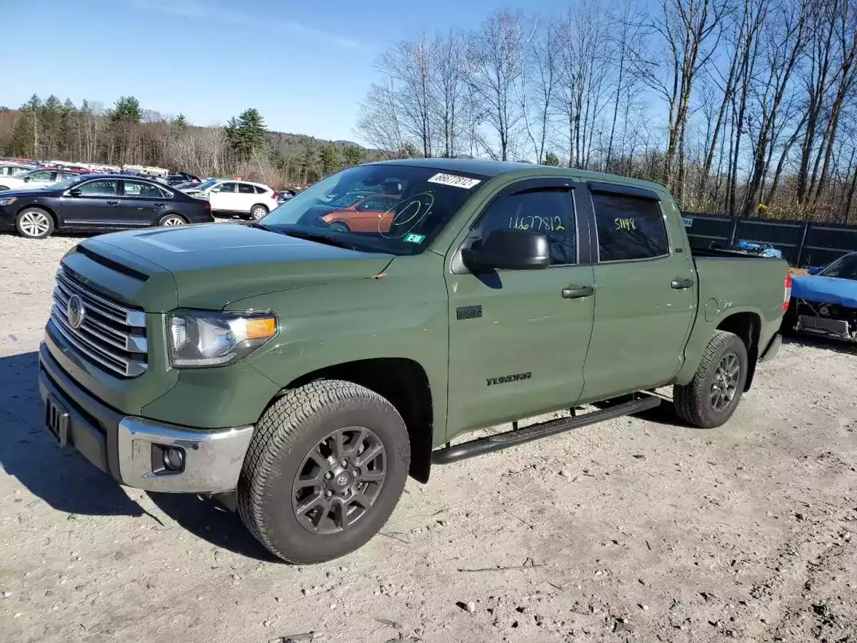 Toyota Tundra с автомобилем в пикапе