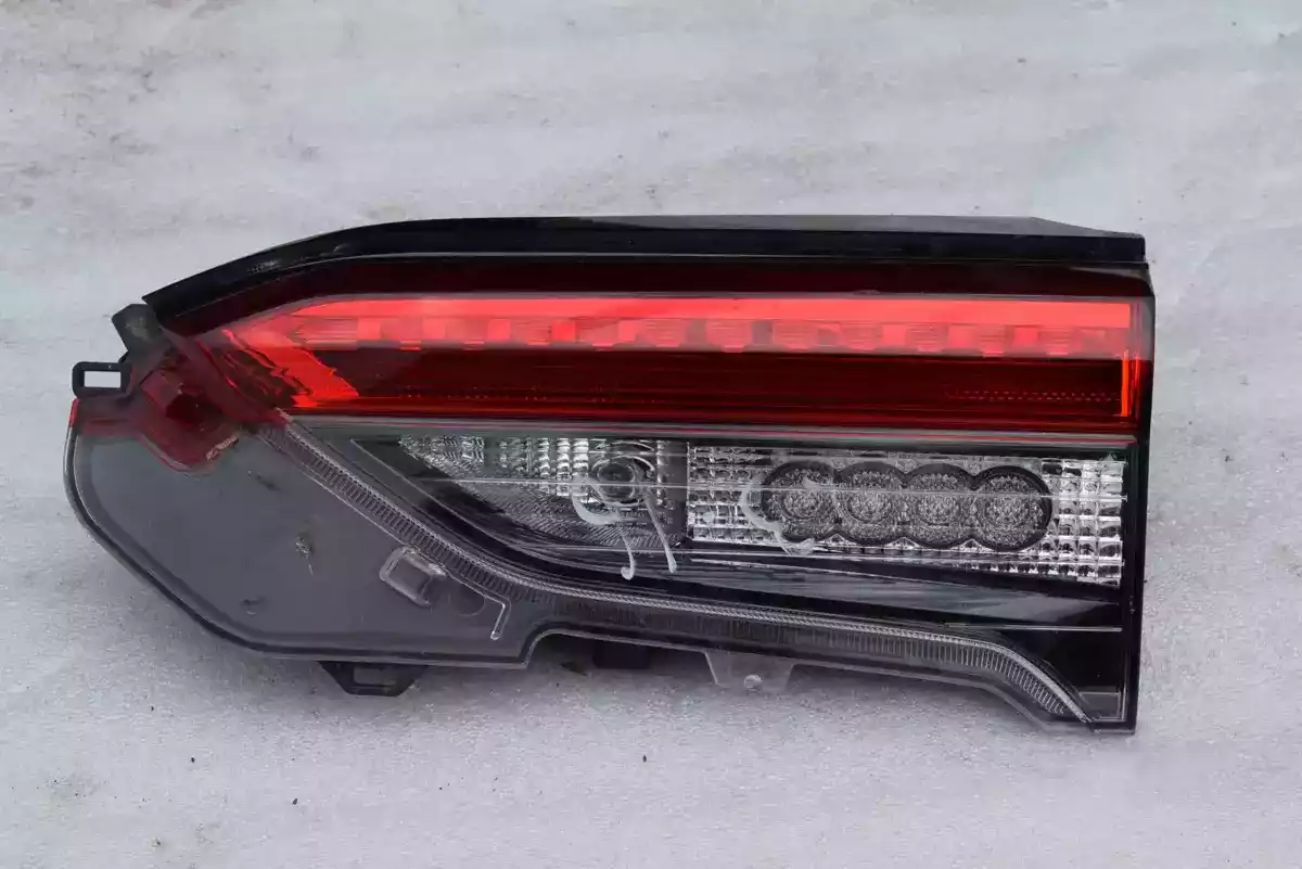 Фонарь крышки багажника правый к Toyota RAV 4 2020
