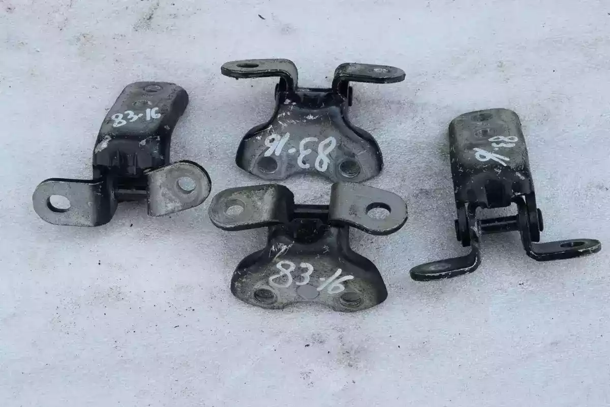 Петля двери передней правой к Toyota RAV 4 2020
