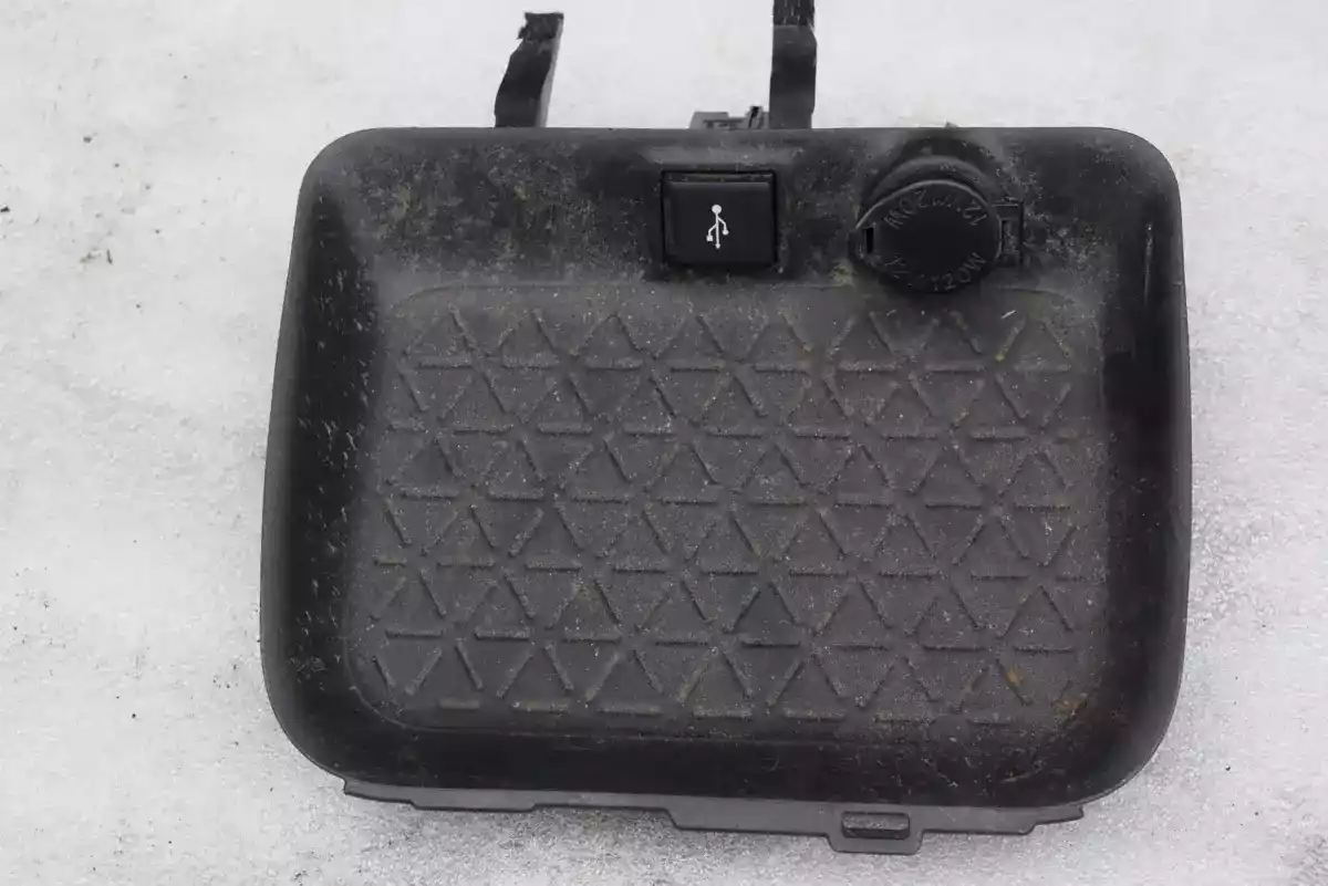 Разъем AUX / USB к Toyota RAV 4 2020