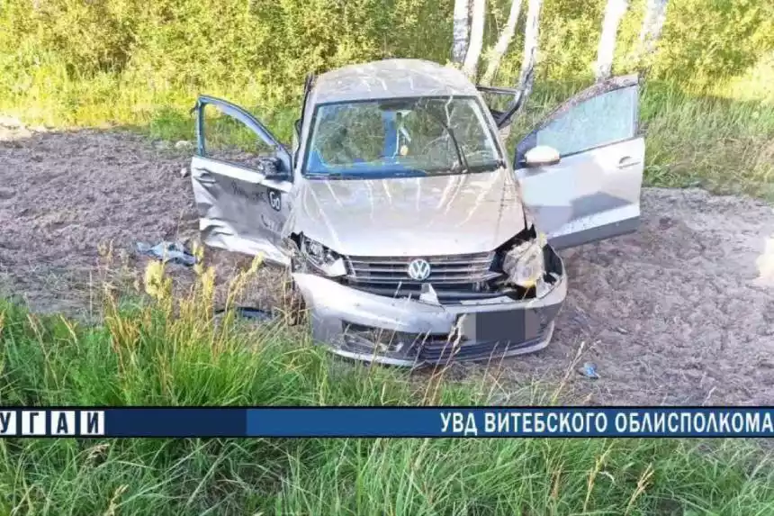VW Polo опрокинулся на трассе М8 – погибла 19-летняя пассажирка, трое пострадавших