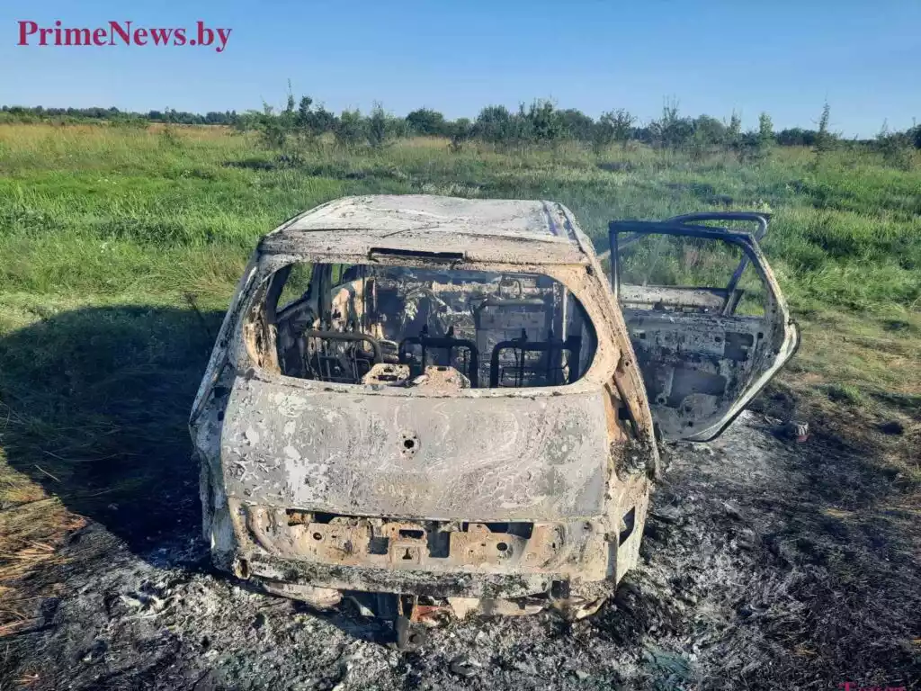 Под Речицей загорелся автомобиль с двумя рыбаками внутри