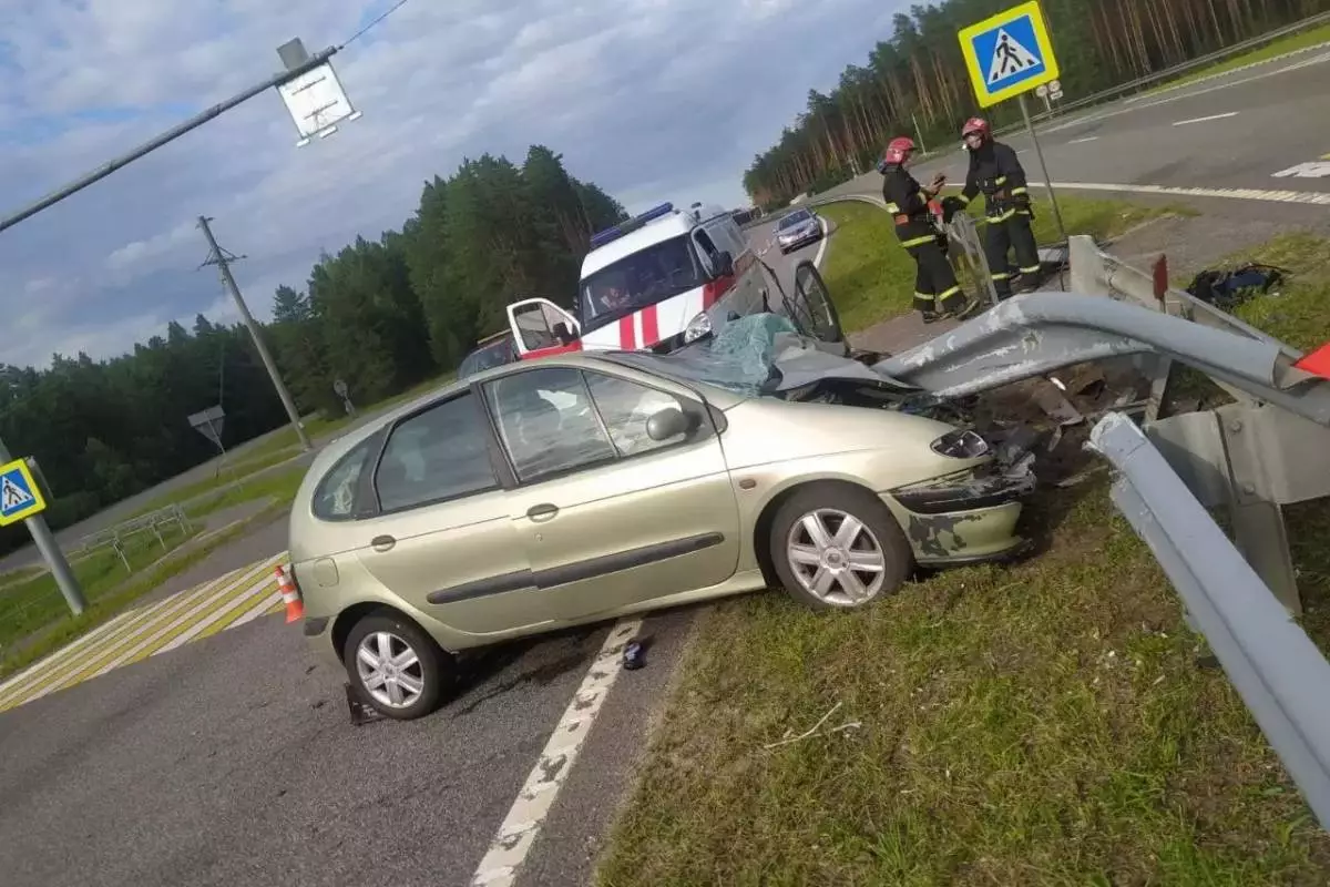 На М4 отбойник «прошил» Renault – водитель погиб