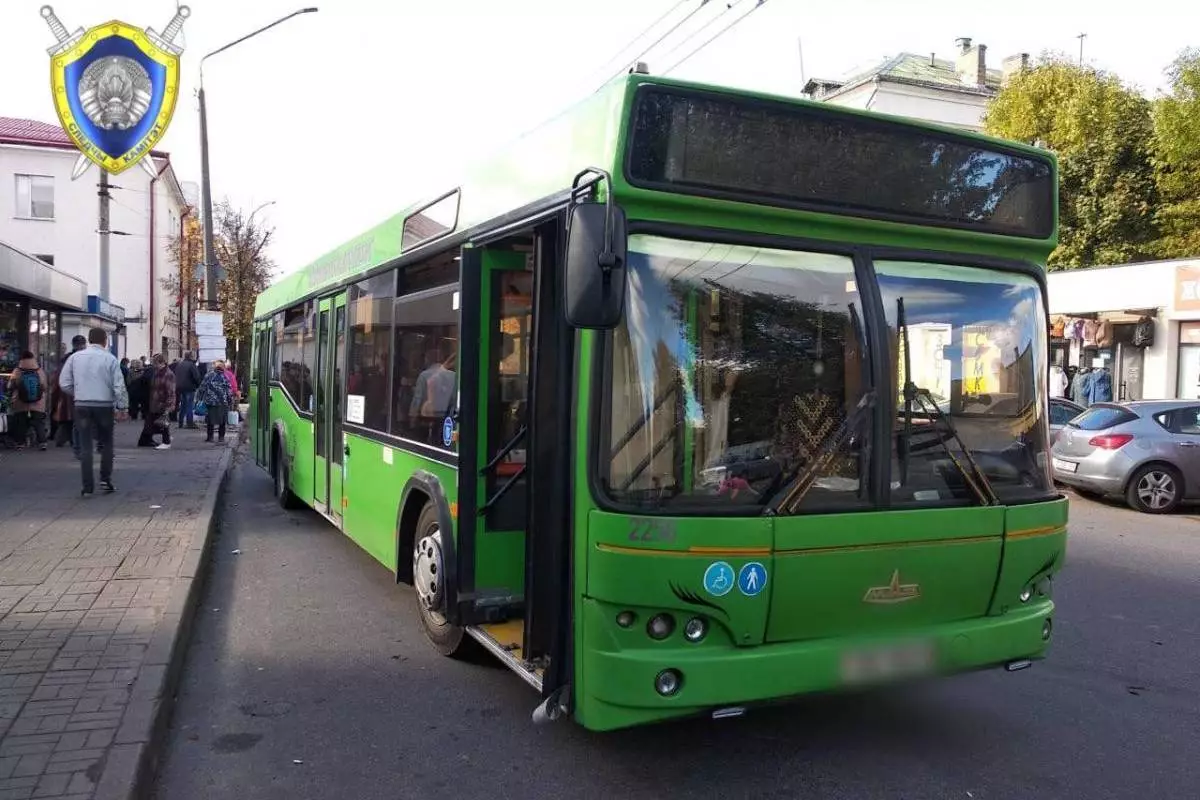 Девочка сломала руку в автобусе, ее мать отсудила моральный вред