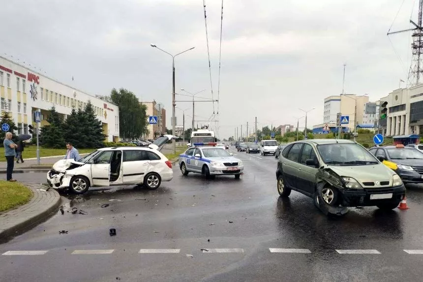 В Гродно столкнулись две легковушки – у одного из водителей перелом кисти со смещением