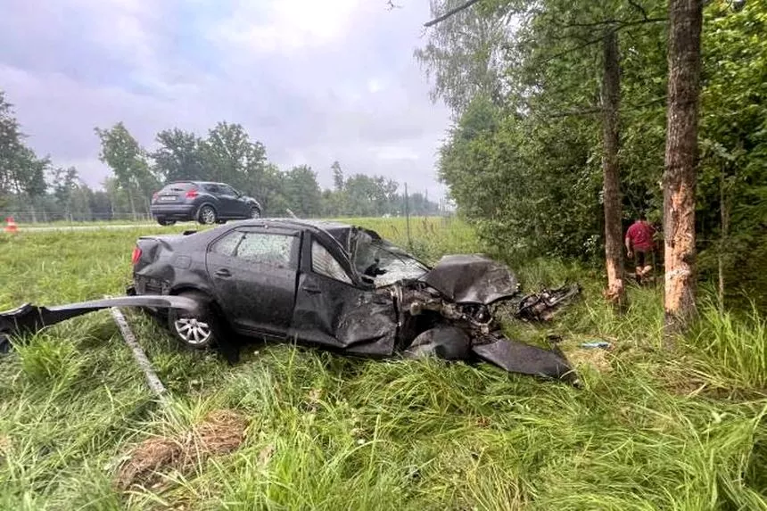 Volkswagen ушел в кювет и врезался в дерево на трассе М-5 – водитель и пассажир в больнице