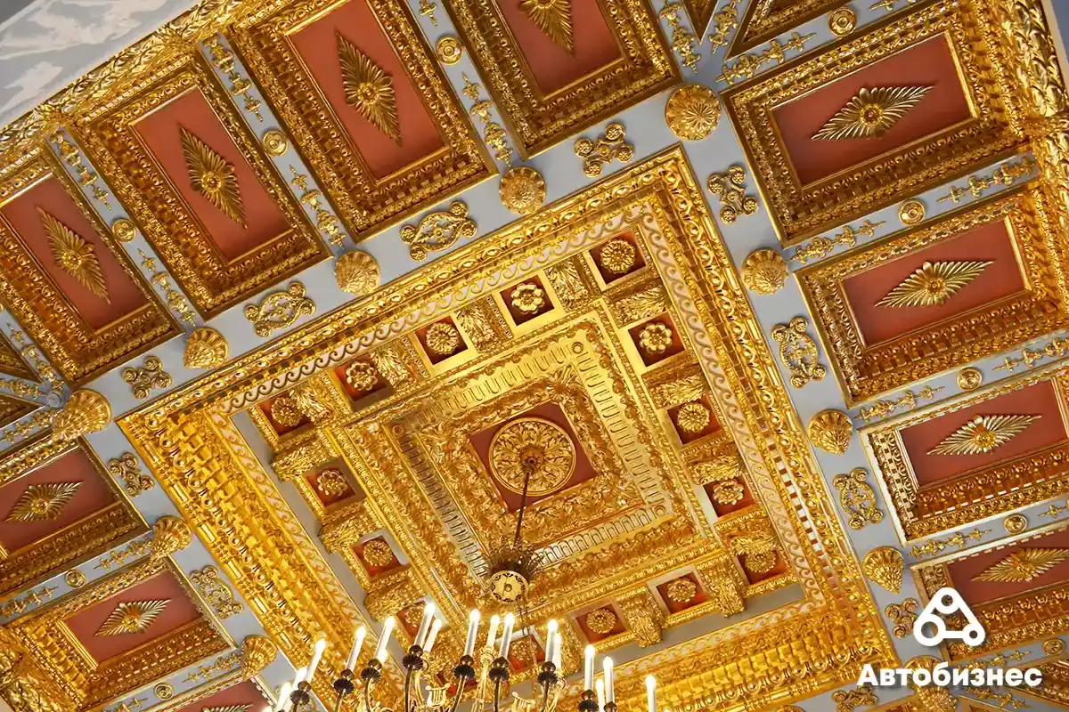 Все элементы кессонных потолков дворца в Жиличах деревянные, покрытые сусальным золотом