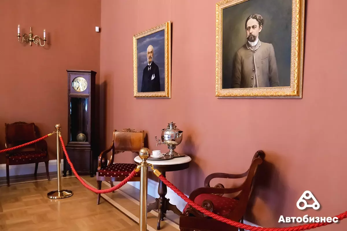 Комната с портретами хозяев дворца в Жиличах