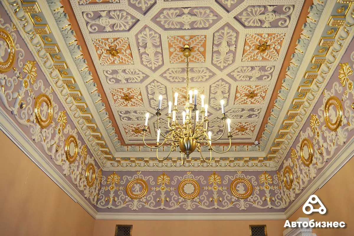 Лепные потолки дворца Булгаков в Жиличах