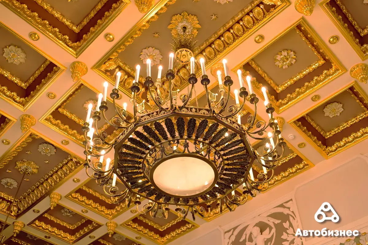 Люстры дворца Булгаков в Жиличах воссозданы по фотографиям