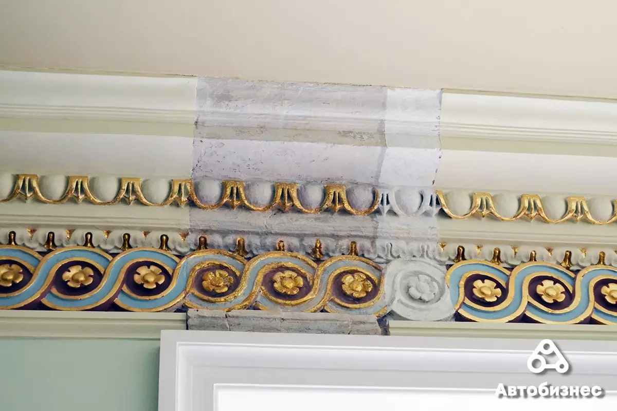 Реставраторы сохранили оригинальные фрагменты красок в декоре дворца Булгаков