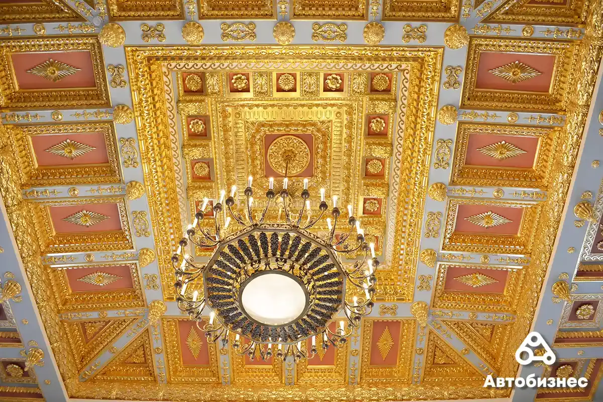 Обилие золота на потолках дворца Булгаков ослепляет