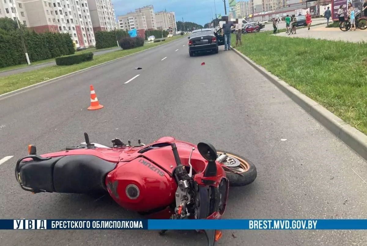 Жесткое видео: мотоциклист на скорости въехал в автомобиль в Пинске
