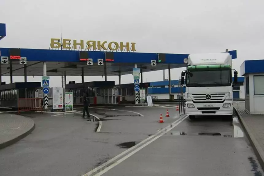 Граница бенякони. Бенякони погранпереход. Бенякони погранпереход очередь. Очередь на границе Бенякони. Гродненская область таможня.