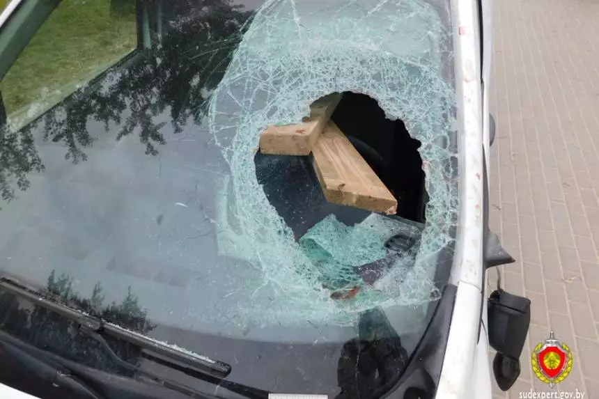 Найдено в минской. Разбил лобовое стекло чужой машины намеренно. Злой сосед разбил стекло. Сломанное зеркало на машине.