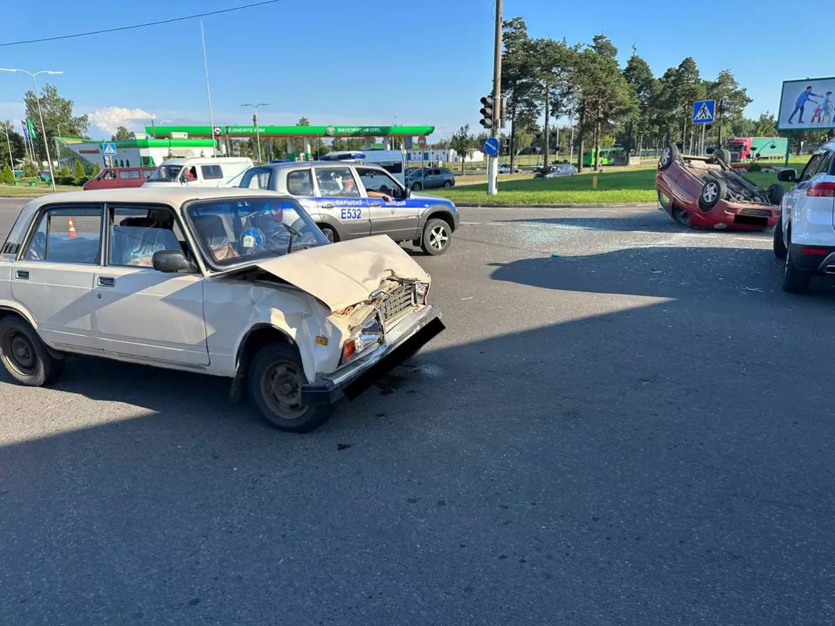 В Борисове 78-летний водитель ВАЗ-2107 госпитализирован после ДТП с ехавшим  на красный Daewoo