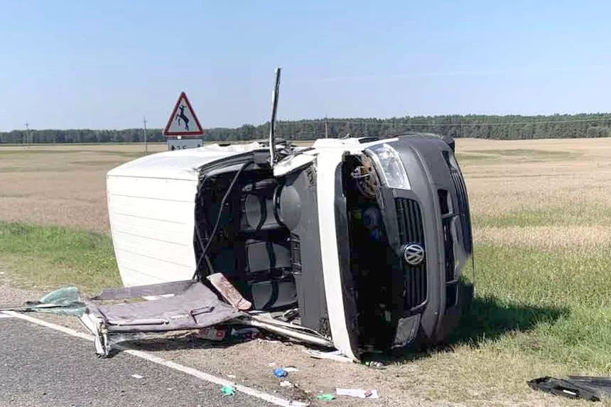 Водитель и пассажирка VW Transporter попали в больницу после ДТП в Дятловском районе