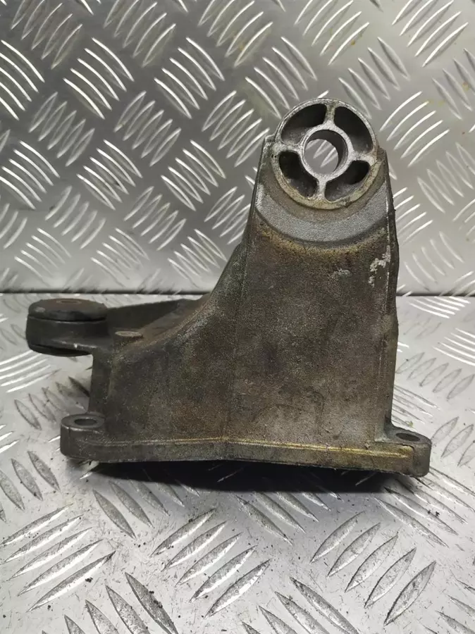 Кронштейн КПП к Audi A4 1998