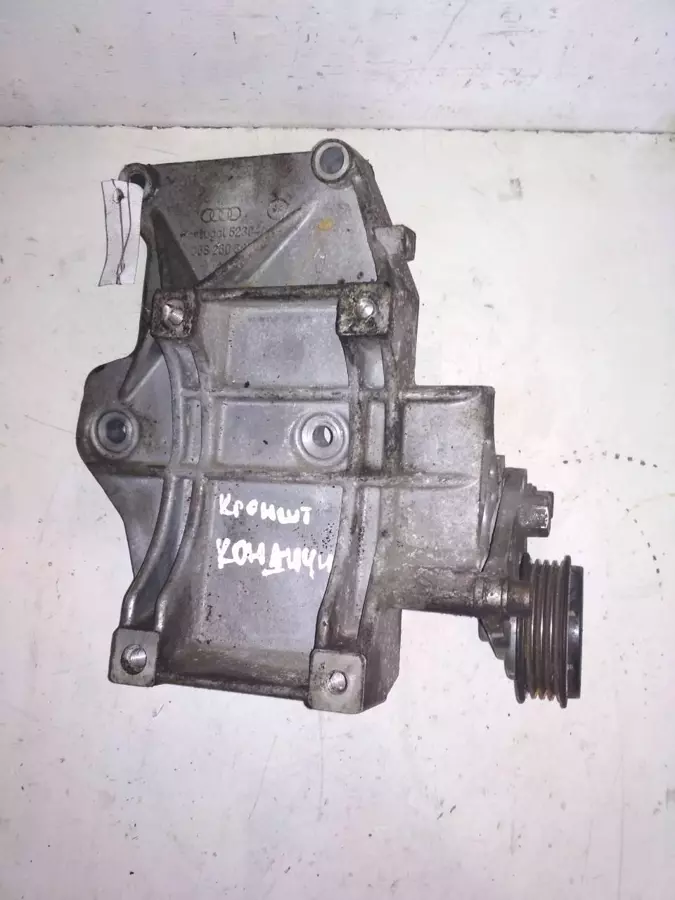 Кронштейн генератора к Audi A4 1995