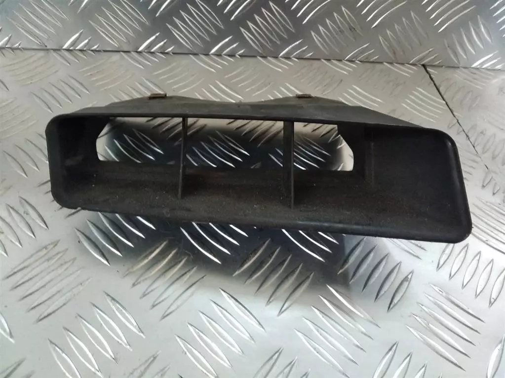 Воздухозаборник к Audi A6 2001